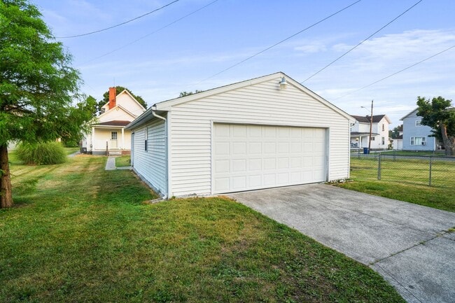 Building Photo - Beautiful Home with Large Two-Car Garage -...