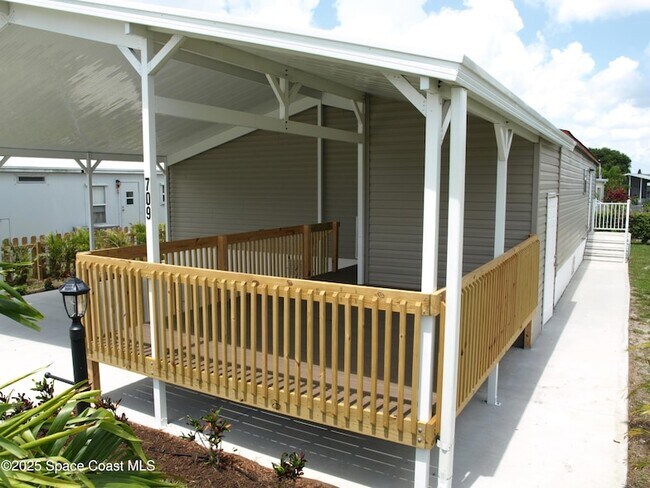 Building Photo - 709 Lark Dr