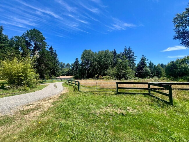Building Photo - 3+ BD on 2 Acres - Barn Included