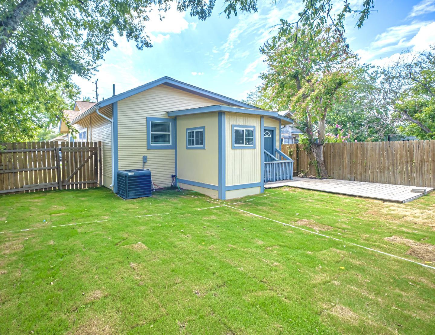 Building Photo - Charming Beacon Hill home with large private backyard