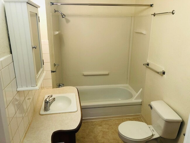 Building Photo - Freshly updated 3-bedroom 1 bath house off of River Rd. MOVE IN SPECIAL!