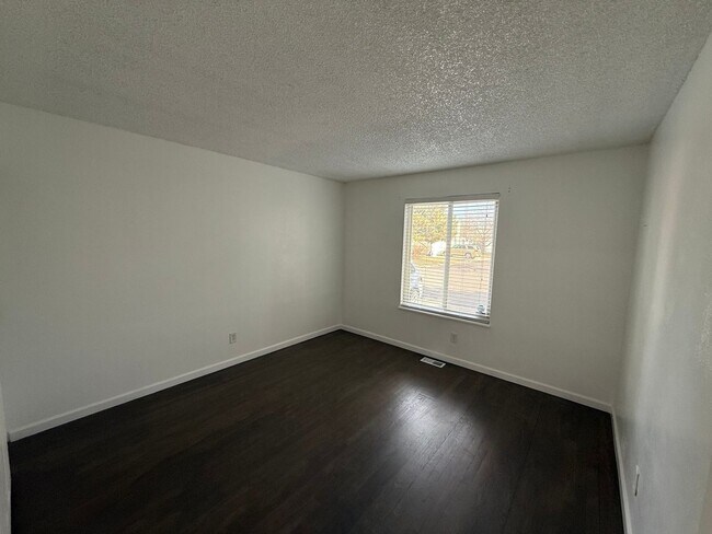 Building Photo - Modern Comfort & Convenience in a Prime Location