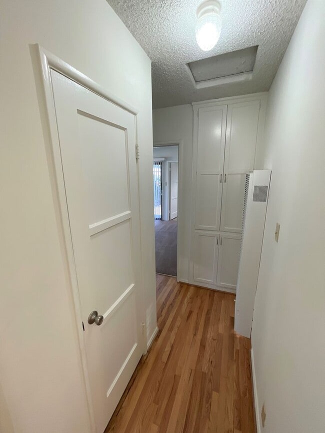 Building Photo - Central Ventura Home with Large Yard!