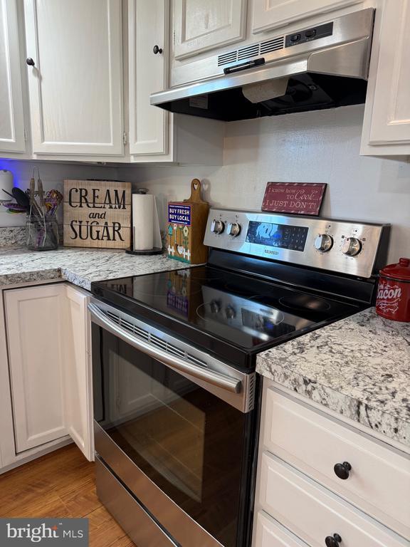 Building Photo - 8 English Oak Cir