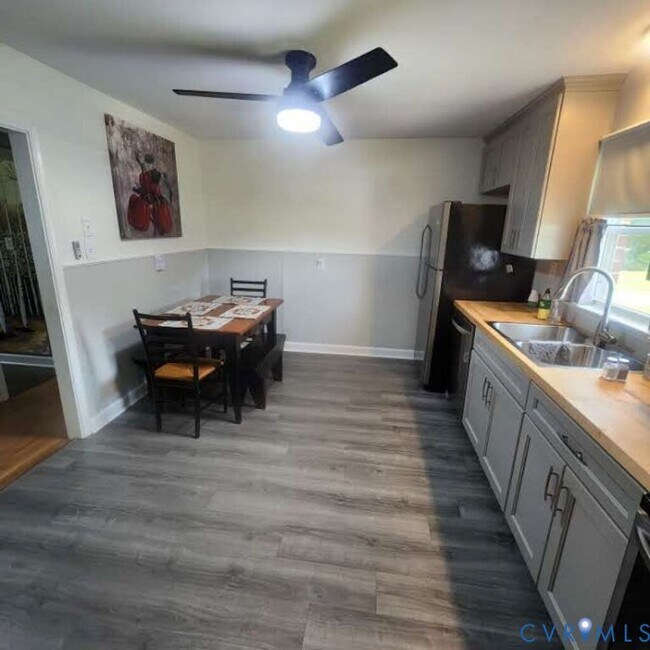 Building Photo - 9005 Pine Hill Rd