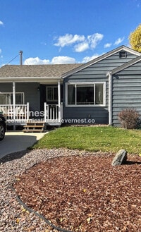 Building Photo - 3 Bed, 1 Bath Home with Fenced Yard / Available 4/1!