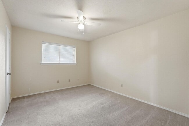 Building Photo - Charming 4 Bedroom 2.5 Bath Home In RISD!