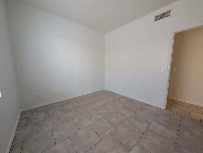 Building Photo - 3 Bedroom 2 Bathroom in Executive Palms Su...