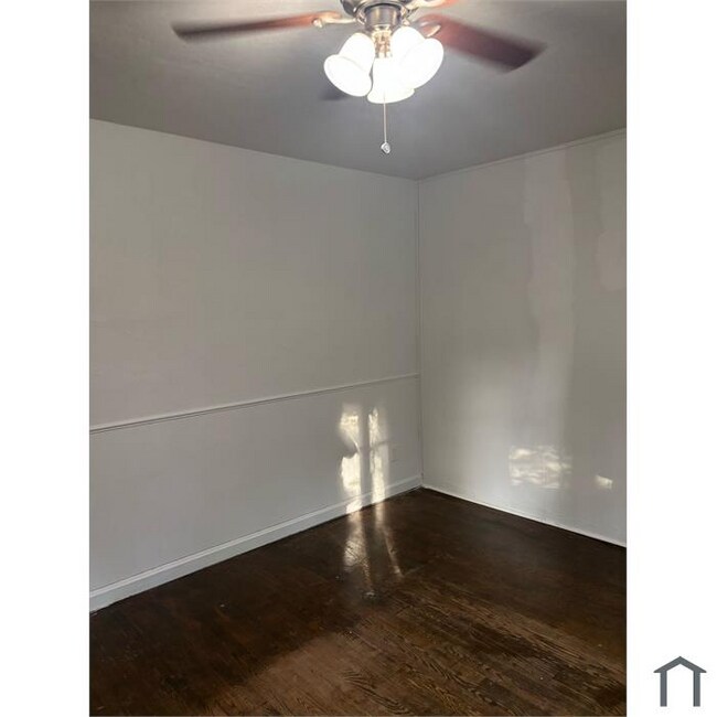 Building Photo - 7121 Manette Dr