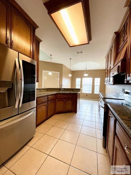 Building Photo - 367 E Silver Creek