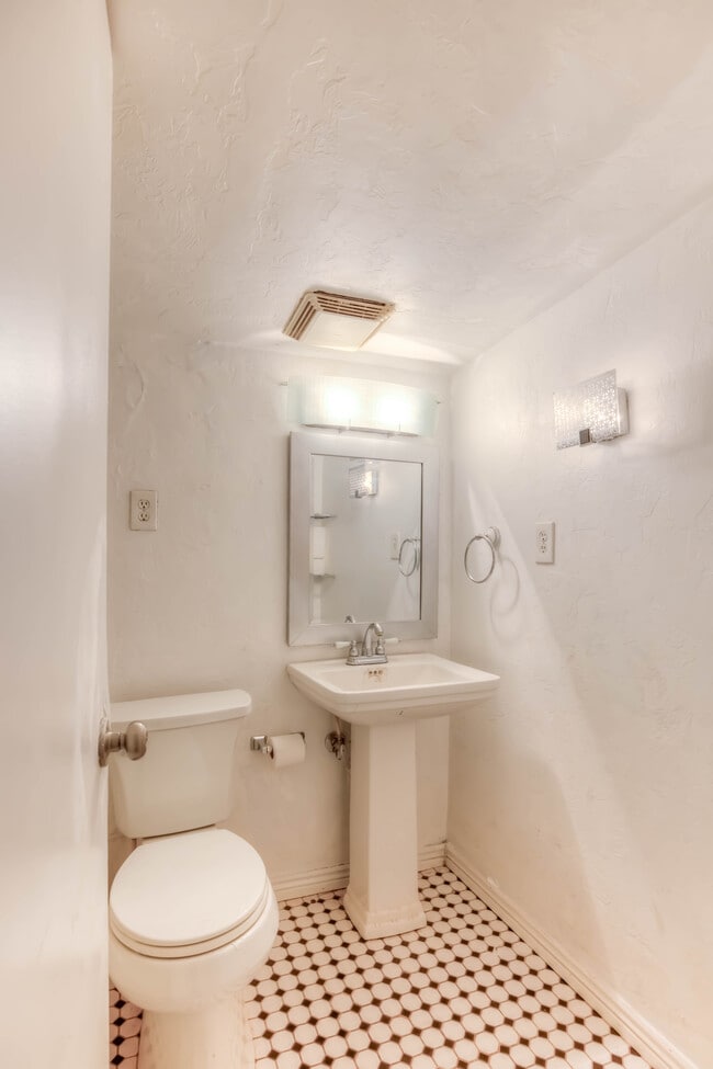 Building Photo - 2555 E Fort Lowell Rd