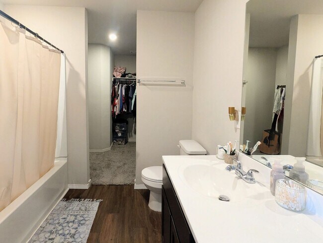 Building Photo - Welcome Home to Comfort and Convenience in Newcastle!