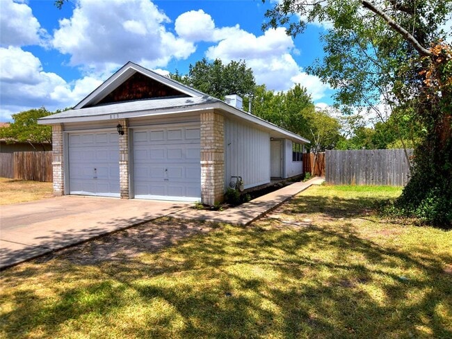 Building Photo - 813 Primrose Ln