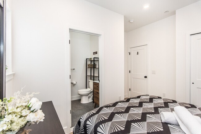 Building Photo - 2435 Master St