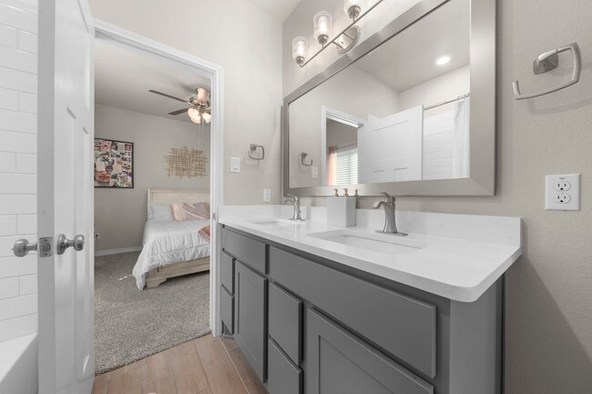 Building Photo - Upscale Living!