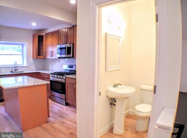 Building Photo - Gorgeous queen village property available