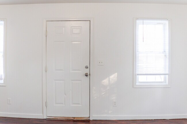 Building Photo - 835 Gladstone St