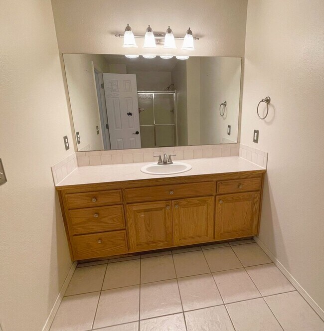 Building Photo - 3 Bedroom/2 Bathroom In Bentonville!!!