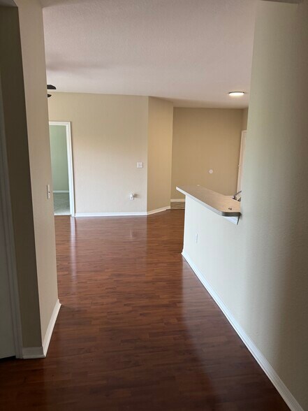Building Photo - 5475 Vineland Rd