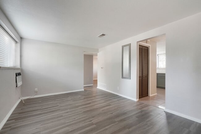 Building Photo - Adorable 1 bedroom apartment on first floor