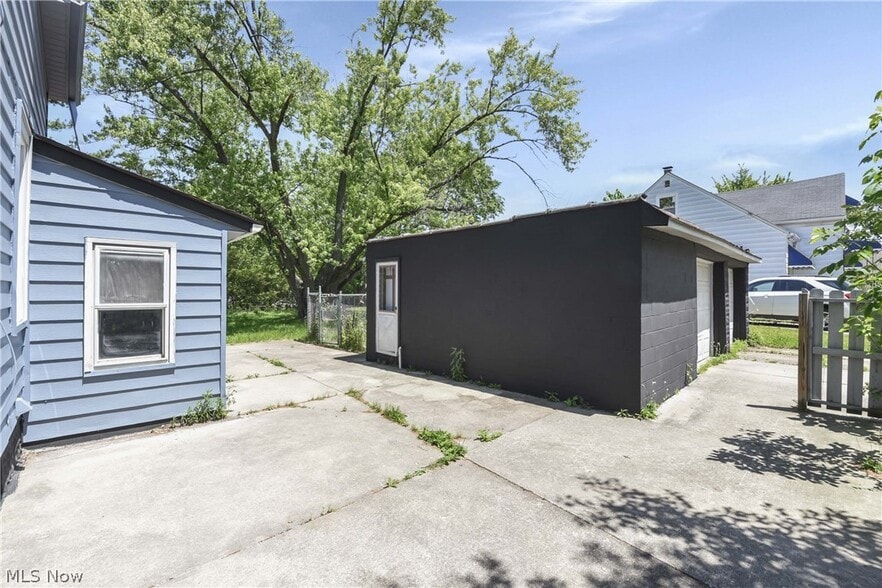 Building Photo - 15413 Raymond St