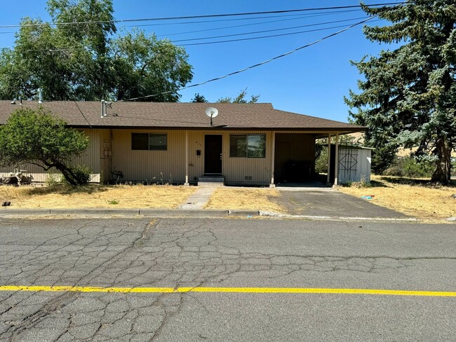 Primary Photo - Cute 2 bedroom duplex