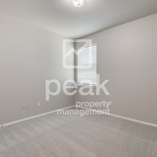 Building Photo - 4 Bedroom/2 Bathroom HOME FOR LEASE! Just ...
