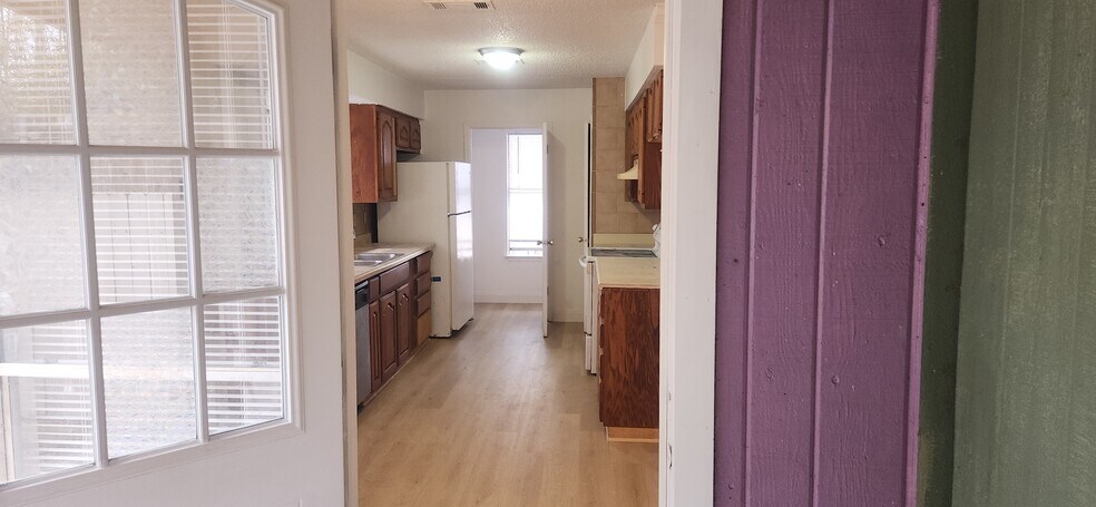 Kitchen area - 605 E Applegate Dr