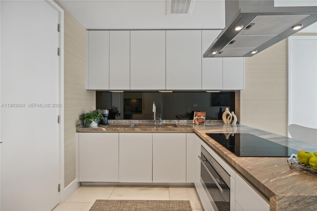 Building Photo - 700 NE 26th Terrace