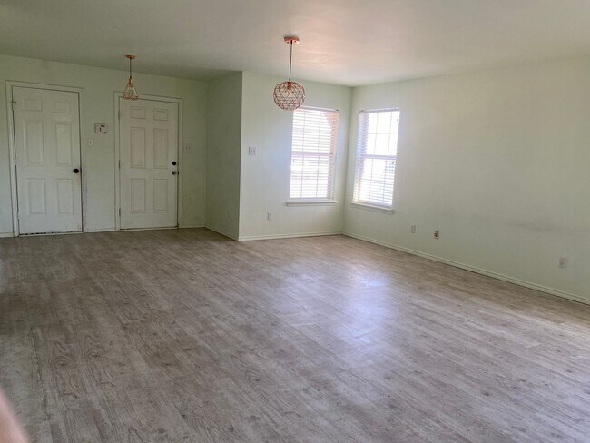 Building Photo - 3/2/2 Cozy Brick Home in South Lubbock!