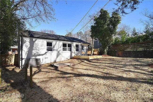 Building Photo - Remodeled 3 bed, 2 bath home in Plaza-Shamrock!