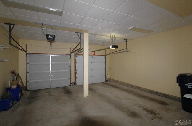 Building Photo - 27 Pin Oak Dr