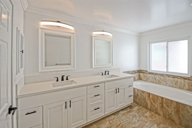 Building Photo - Beautifully Remodeled, Detached Front Town...