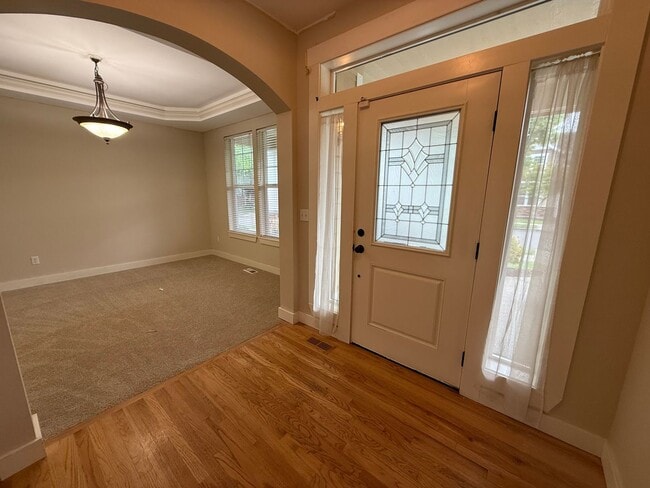 Building Photo - 7704 McKinley Loop NE