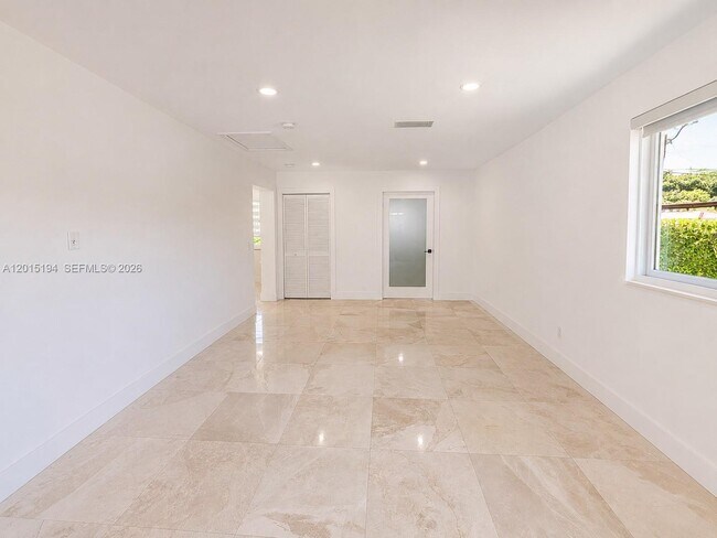 Building Photo - 11445 N Bayshore Dr