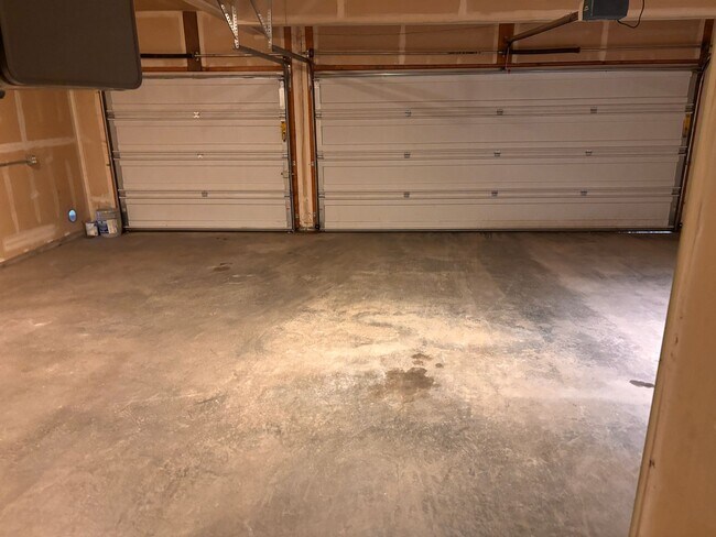 Building Photo - Beautiful and spacious East Anchorage home