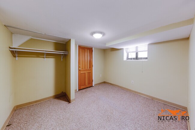 Building Photo - 2064 Indianola Ave