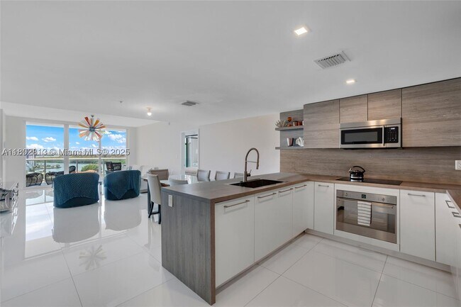 Building Photo - 400 Sunny Isles Blvd