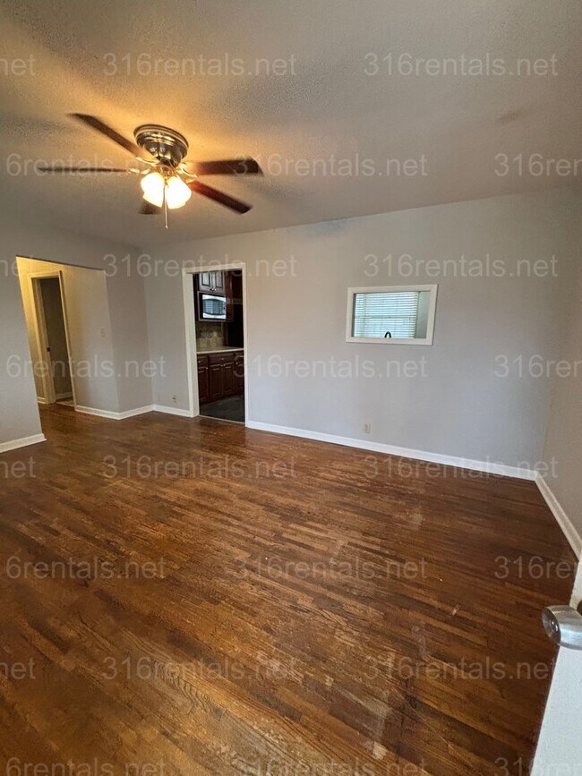 Building Photo - 3 bed 1 bath house for rent now!