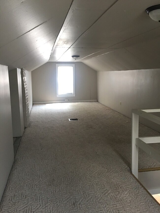 Building Photo - 3 bedroom, 1 bath Home - Available: August 2027!