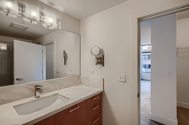 Building Photo - Gorgeous 2 Bed Unit @ The Gallery - Belltown Living at its Finest!