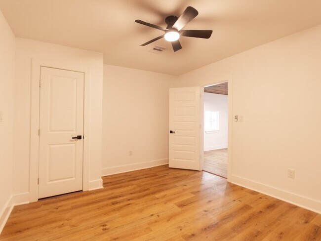 Building Photo - 6802 Eastwood St