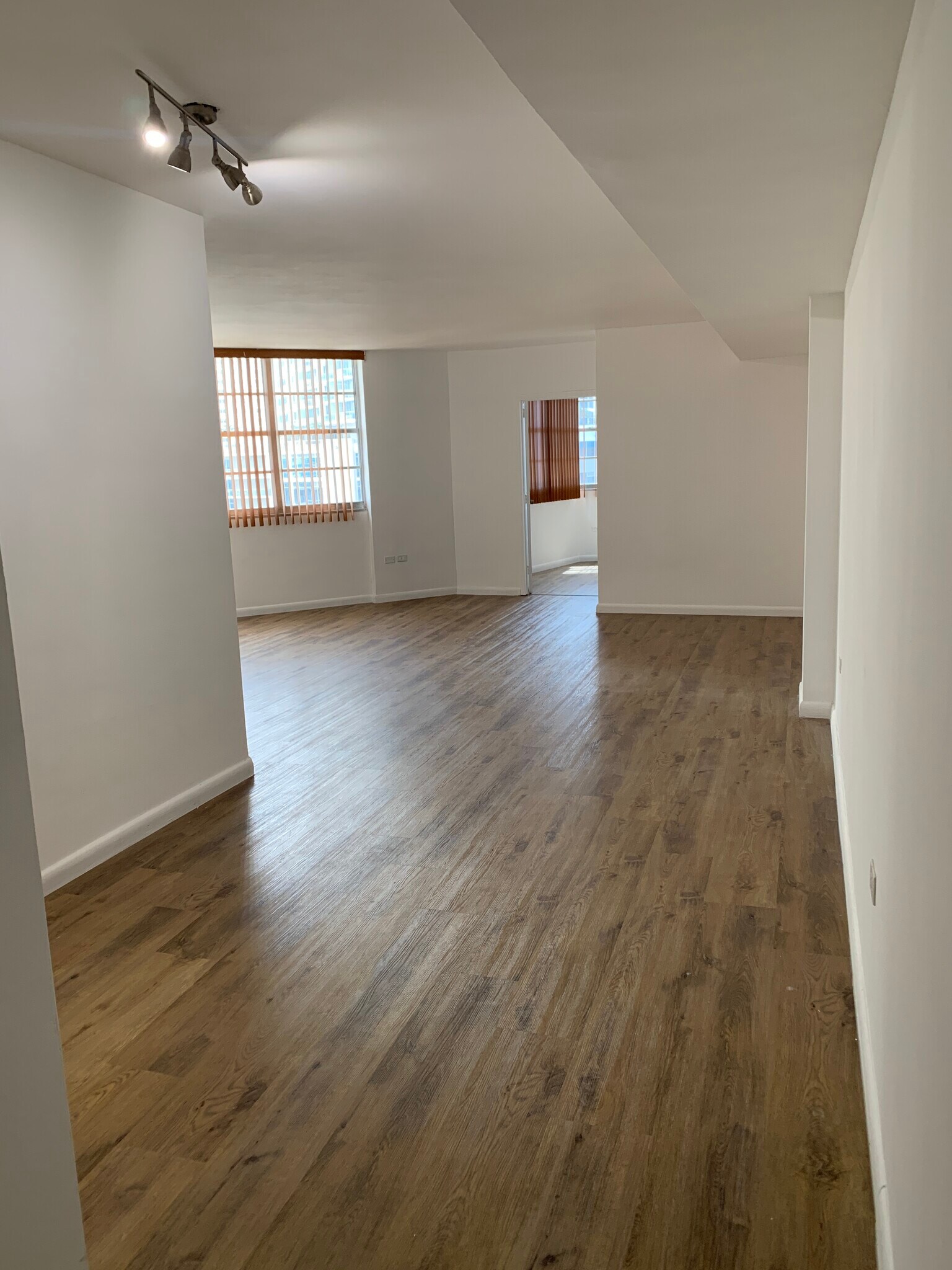 Building Photo - 999 Brickell Bay Dr