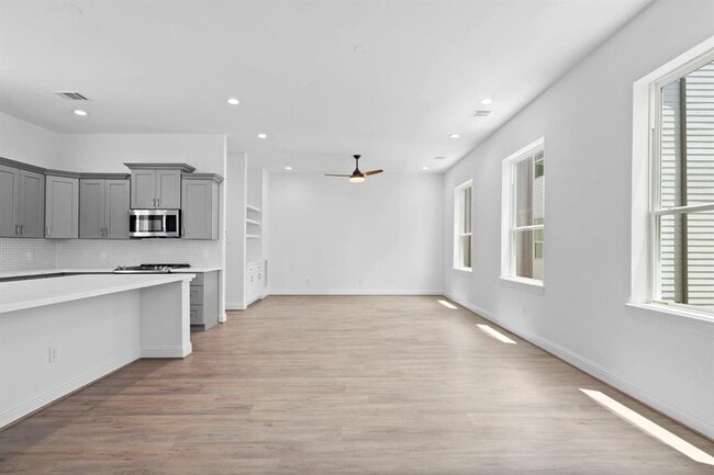 Building Photo - 1221 W 16th St