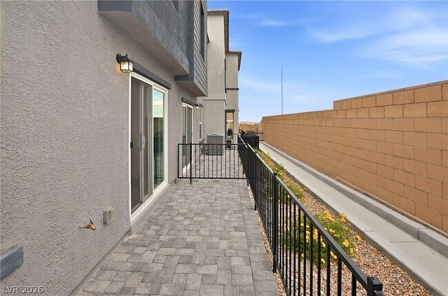 Building Photo - 10923 Heatherford Ave