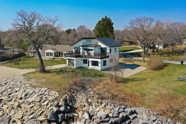 Building Photo - 8609 Lakeshore Dr