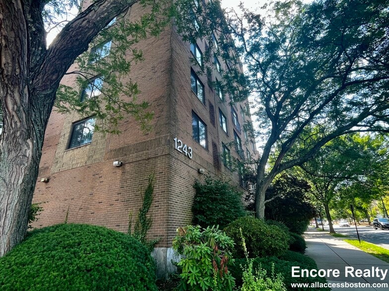 Building Photo - 1243 Beacon St