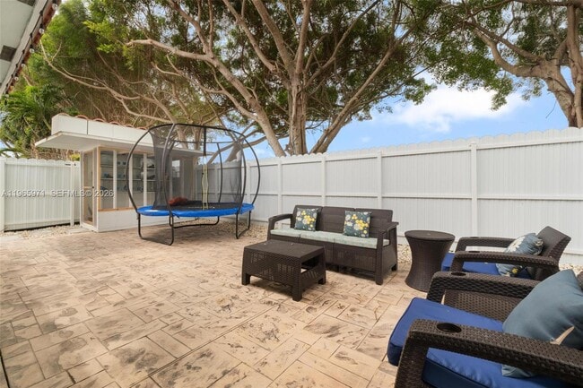 Building Photo - 2328 NE 37th Terrace