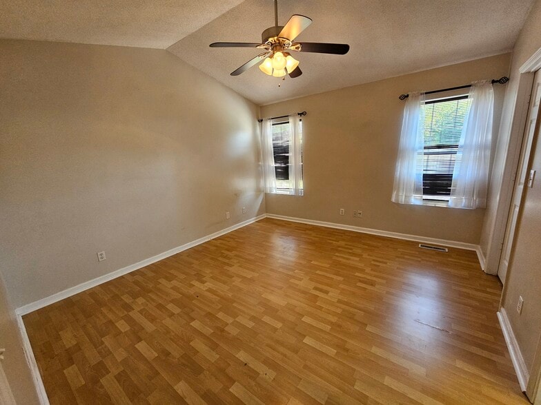 Building Photo - 127 Bayfield Dr