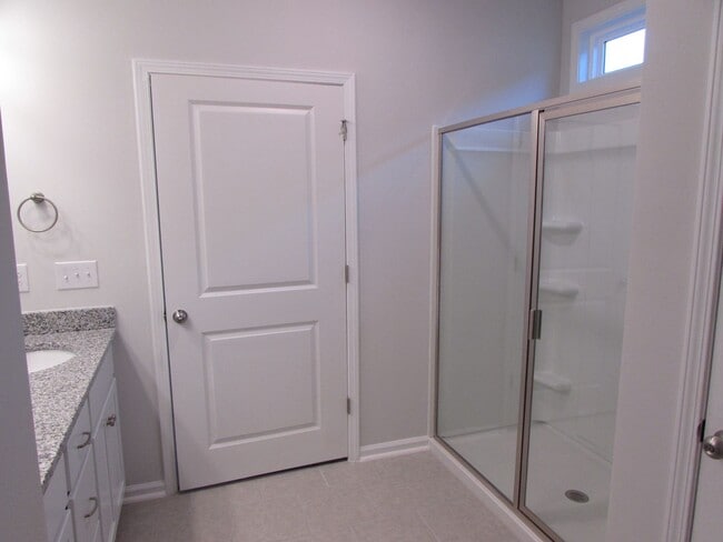 Building Photo - Spacious 4 Bedroom/ 3 Bathroom Home in Lovely Terrell - 2 Car Garage - Washer/Dryer and Lawn Main...